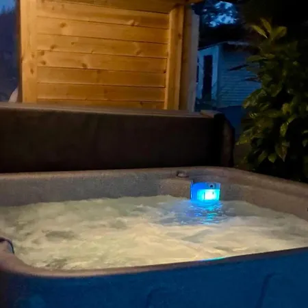 3 Bed - Sleeps 6 - Pet Friendly - Hot Tub - Sauna Σπίτι διακοπών *